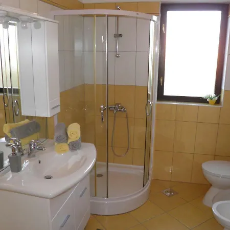 Suzy With Private Parking Apartament Fažana