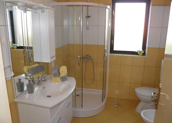 Suzy With Private Parking Daire Fažana