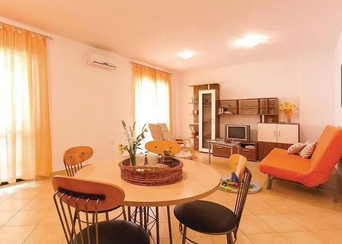 Suzy With Private Parking Daire Fažana