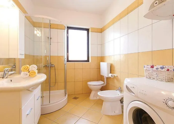 Daire Suzy With Private Parking Fažana